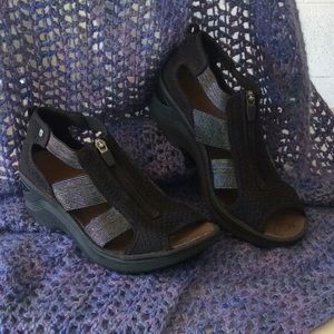 Bzees Black & Silver Zip-Up Sandal Sz 8m